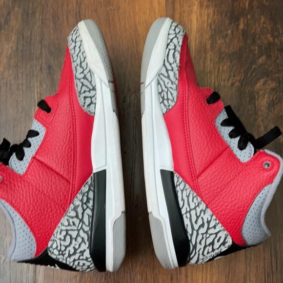 Authentic Jordan size 2.5 red sold out rare - Picture 3 of 5